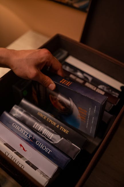 Persoană studiind pe tableta în fața unui ecran de cinema cu peliculă